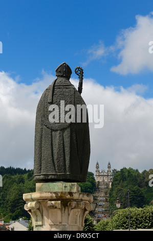 Statue de l'évêque Dom Miguel à la recherche sur le Sanctuaire de Nossa Senhora dos Remedios et escalier. Lamego. La vallée du Douro. Portugal Banque D'Images