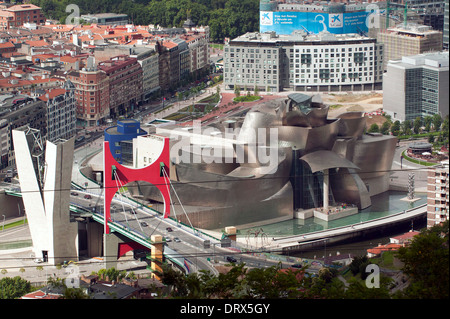 Arial droit de l'image d'Arcos Rojos sur pont de la salve et le Guggenheim Museum, Bilbao, Espagne. Banque D'Images