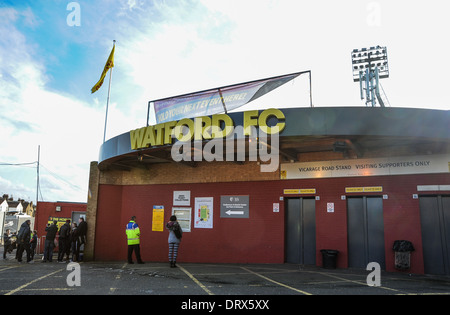 Le Club de Football de Watford et de masse à Vicarage Road stadium Banque D'Images