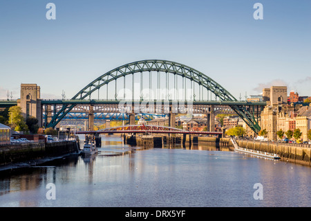 Tyne Bridge enjambant la rivière Tyne et Gateshead pour rejoindre Newcastle, Royaume-Uni. Banque D'Images