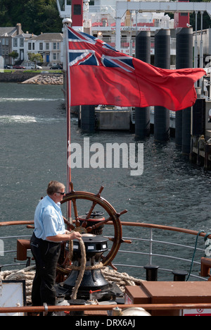 Matelot sur Waverley P.S. les amarrages de Rothesay Pier île de Bute Banque D'Images