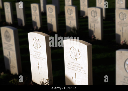 Les pierres tombales datant de la Grande Guerre dans le cimetière de St Margaret's Church, Bodelwyddan, au nord du Pays de Galles. Banque D'Images