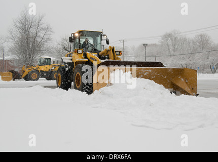 Neige de labour avec tracteur Komatsu à SCSU. Banque D'Images