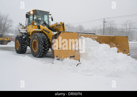 Neige de labour avec tracteur Komatsu à SCSU. Banque D'Images