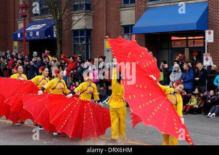 Pour les spectacles de danse la foule lors de l'assemblée annuelle de la Parade du Nouvel An chinois dans Chinatown, Vancouver, BC, Canada Banque D'Images