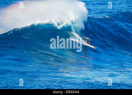 Surfeur extrême circonscription vague géante Banque D'Images