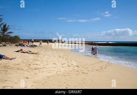 Playa de las Cucharas Costa Teguise Lanzarote Visiteurs à bronzer sur une belle plage de sable doré Banque D'Images