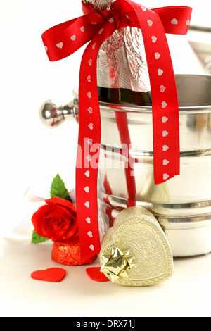 La vie encore romantique champagne, roses, cadeaux, chocolat Banque D'Images