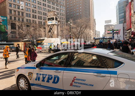 Tour de la sécurité et de la police de véhicule sur le Boulevard du Super Bowl à Midtown Manhattan à New York Banque D'Images