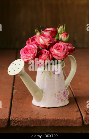 Bouquet de fleurs roses roses dans old fashioned arrosoir Banque D'Images