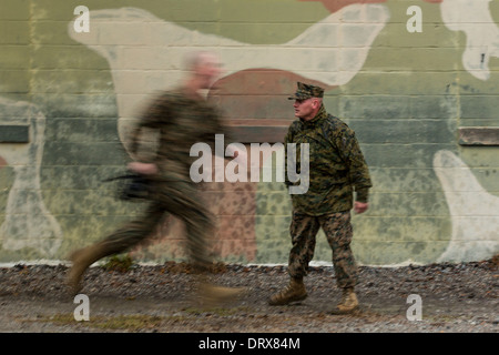 Un Marine américain tourne à la commande d'un instructeur de forage au cours de boot camp, le 13 janvier 2014 à Parris Island, SC. Banque D'Images