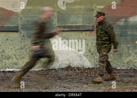 Un Marine américain tourne à la commande d'un instructeur de forage au cours de boot camp, le 13 janvier 2014 à Parris Island, SC. Banque D'Images