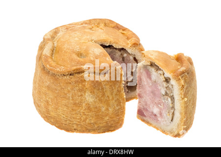 Une main traditionnel fini Melton Mowbray pork pie avec un morceau découpé - studio photo avec un fond blanc Banque D'Images