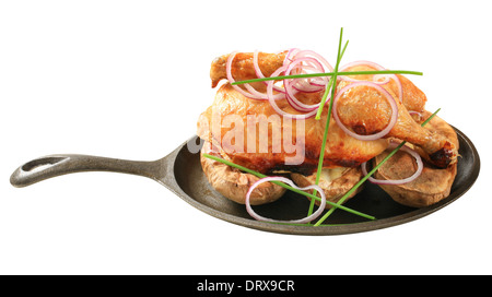 Poulet rôti et pommes de terre dans une poêle Banque D'Images