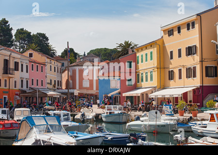 VELI LOSINJ, CROATIE - JUN 10 : bateaux dans un petit port de plaisance le 10 juin 2013 à Veli Losinj, Croatie. Banque D'Images