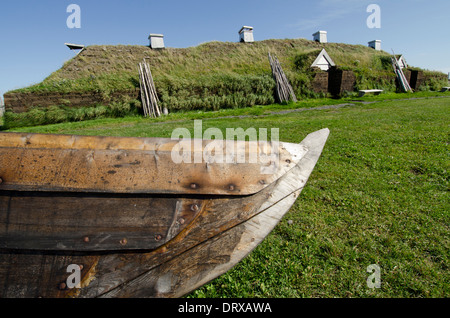 Le Canada, Terre-Neuve, L'Anse aux Meadows Lieu historique national. Bateau style viking reconstruit en face de la maison longue des Scandinaves de sod Banque D'Images