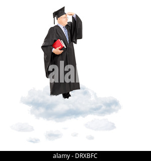 Professeur de collège à maturité in graduation gown à la main sur ses yeux avec l'article sur le cloud Banque D'Images