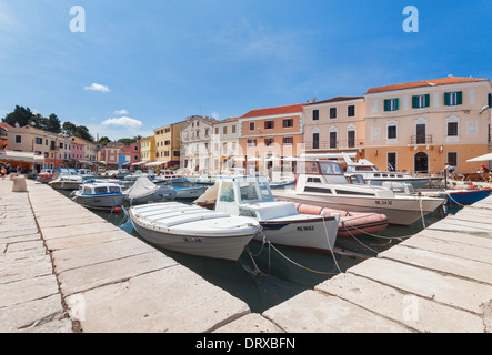 VELI LOSINJ, CROATIE - JUN 10 : bateaux dans un petit port de plaisance le 10 juin 2013 à Veli Losinj, Croatie. Île est connue en tant que touriste un Banque D'Images