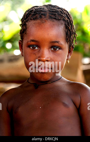 Portrait d'une jeune fille litle locale, l'île de Principe Banque D'Images