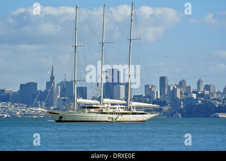 Le bateau Yacht de luxe Athènes 4e plus grand yacht du monde ancres off Sausalito dans la baie de San Francisco après la traversée de la Nouvelle-Zélande Banque D'Images