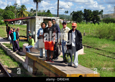 Cuba : partie de la Hershey Electric Railway entre La Havane et Matanzas. Passagers attendent à bord dans une petite station. Banque D'Images