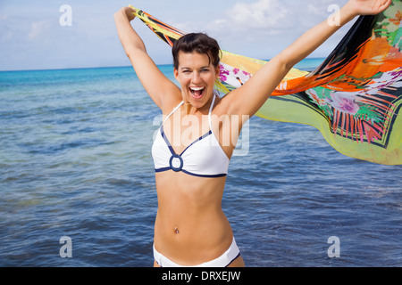 Happy smiling woman on beach en été piscine Banque D'Images