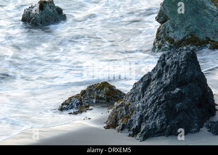 Vagues se briser sur les rochers sur la côte de la Californie du nord Banque D'Images