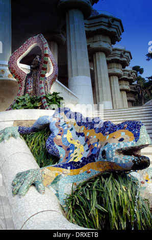 Dragon en céramique Fontaine dans le Parc Guell à Barcelone,architecture de Gaudi. Banque D'Images