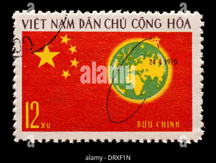 Timbre-poste du Vietnam émis pour le lancement du premier satellite chinois. Banque D'Images