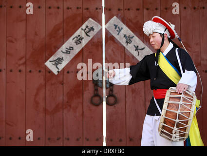 Séoul, Corée du Sud. 4e Mar, 2014. Un agriculteur de la Corée du Sud joue pour l'arrivée du printemps lors d'une maison traditionnelle à Séoul, Corée du Sud, 4 février 2014. Au cours de l'arrivée du printemps, les familles stick chance messages sur piliers, traverses, ou des plafonds. Credit : Park Jin-hee/Xinhua/Alamy Live News Banque D'Images