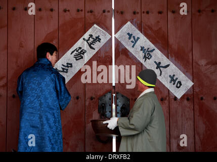 Séoul, Corée du Sud. 4e Mar, 2014. Les gens stick chance messages pour l'arrivée du printemps lors d'une maison traditionnelle à Séoul, Corée du Sud, 4 février 2014. Au cours de l'arrivée du printemps, les familles stick chance messages sur piliers, traverses, ou des plafonds. Credit : Park Jin-hee/Xinhua/Alamy Live News Banque D'Images