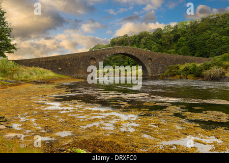 Pont de l'Atlantique à Clachan Seil, dans la région de Kintyre, Ecosse, construit en 1792 à l'île de Seil Banque D'Images