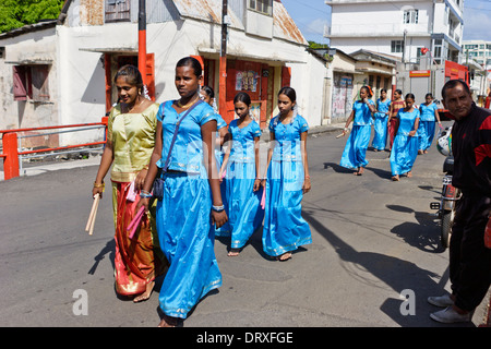 Les jeunes filles en robe bleue pendant la fête religieuse Thaipoosam, Maurice. Banque D'Images