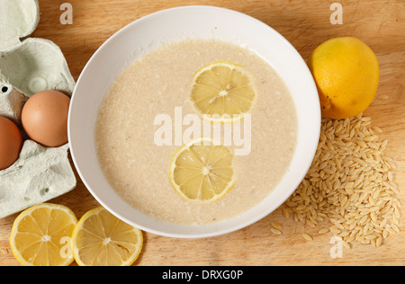 Soupe Avgolemono - fait avec du bouillon de poulet, citron, œuf et pâtes en forme de riz. C'est un plat grec très traditionnel. Banque D'Images
