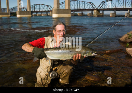 La tenue d'un pêcheur de saumons pris dans les rapides de la rivière Saint Mary's à Sault Ste. Marie, Ontario, Canada. Banque D'Images