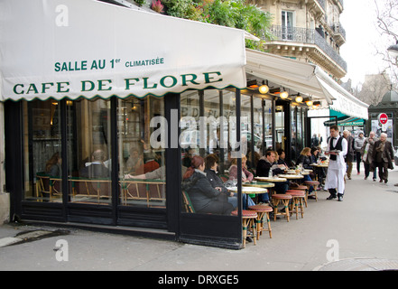 À l'extérieur terrasse du Café de Flore à Saint-Germain des Prés, Paris, France. Banque D'Images