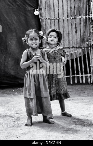 Basse caste indiennes pauvres filles en dehors de leur bender / tente / logement. L'Andhra Pradesh, Inde. Le noir et blanc Banque D'Images