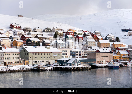 Le front de mer de la ville côtière et le port de Honningsvåg, Nordkapp municipalité. Le comté de Finnmark, Norvège du Nord Banque D'Images