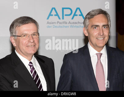 Berlin, Allemagne. 06Th Feb 2014. Entrepreneur Hubert Lienhard (L) prend le relais en tant que président du Comité de l'Asie et de l'industrie allemande (APA) d'entrepreneuer Peter Loescher à Berlin, Allemagne, 03 février 2014. Photo : Joerg Carstensen/dpa/Alamy Live News Banque D'Images