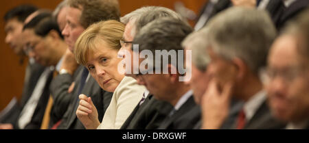 Berlin, Allemagne. 06Th Feb 2014. La chancelière allemande, Angela Merkel (CDU) applaudit lors de la remise de la présidence de la région Asie-Pacifique-Comité de l'industrie allemande (APA) à Berlin, Allemagne, 03 février 2014. Photo : Joerg Carstensen/dpa/Alamy Live News Banque D'Images