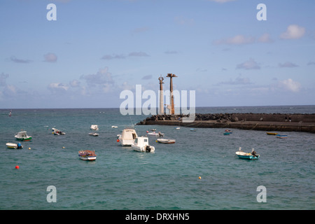 Costa Teguise Lanzarote deux sculptures métalliques par mécanique à la fin du mur du port de pêche les hommes ci-dessous Banque D'Images