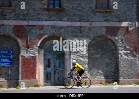 Cycliste sur le col du Stelvio, passo dello Stelvio Stilfser Joch,, dans le Nord de l'Italie Banque D'Images