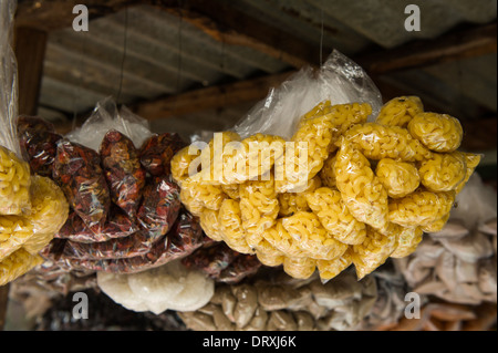 Des aliments destinés à la vente au Royal Albert Marché, Banjul, Gambie Banque D'Images