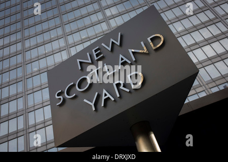 La police métropolitaine signe tournant de leur quartier général à New Scotland Yard à Westminster, Londres. Banque D'Images