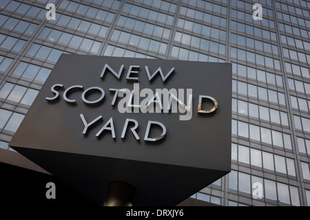 La police métropolitaine signe tournant de leur quartier général à New Scotland Yard à Westminster, Londres. Banque D'Images