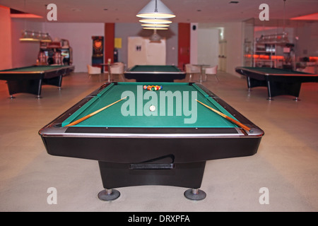 Table de billard dans une salle vide à jouer Banque D'Images