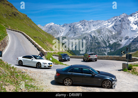 BMW M6 (blanc), Mercedes C63 AMG (noir) Les voitures sur le col du Stelvio, passo dello Stelvio, sur la route de l'Trafio dans les Alpes, France Banque D'Images