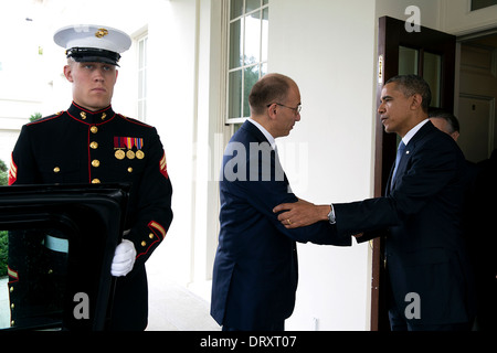 Le président américain Barack Obama fait ses adieux au Premier ministre italien Enrico Letta de l'Italie à l'extérieur de l'aile ouest de la Maison Blanche, le 17 octobre 2013 à Washington, DC. Banque D'Images