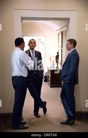 Le président américain Barack Obama parle avec Rob Nabors, Sous-chef de cabinet de la Maison Blanche pour la politique, et conseiller principal Dan Pfeiffer, droite, dans un couloir de l'aile ouest de la Maison Blanche le 26 septembre 2013 à Washington, DC. Banque D'Images