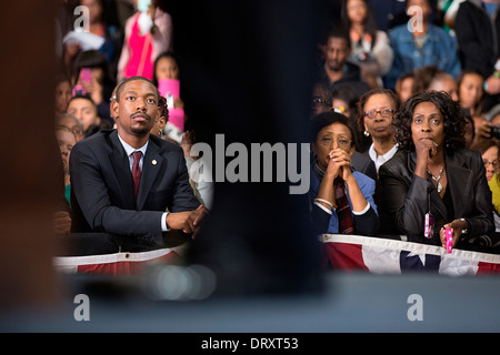 Les gens dans l'auditoire à l'écoute que le président Barack Obama prononce une allocution sur la Loi sur les soins abordables à Prince George's Community College le 26 septembre 2013 à Largo, dans le Maryland. Banque D'Images